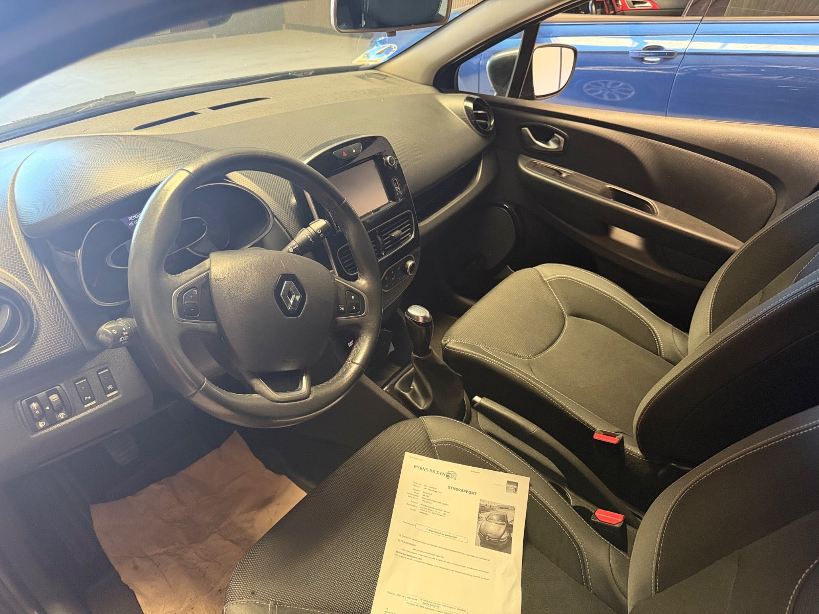 Grå Renault Clio IV fra 2016