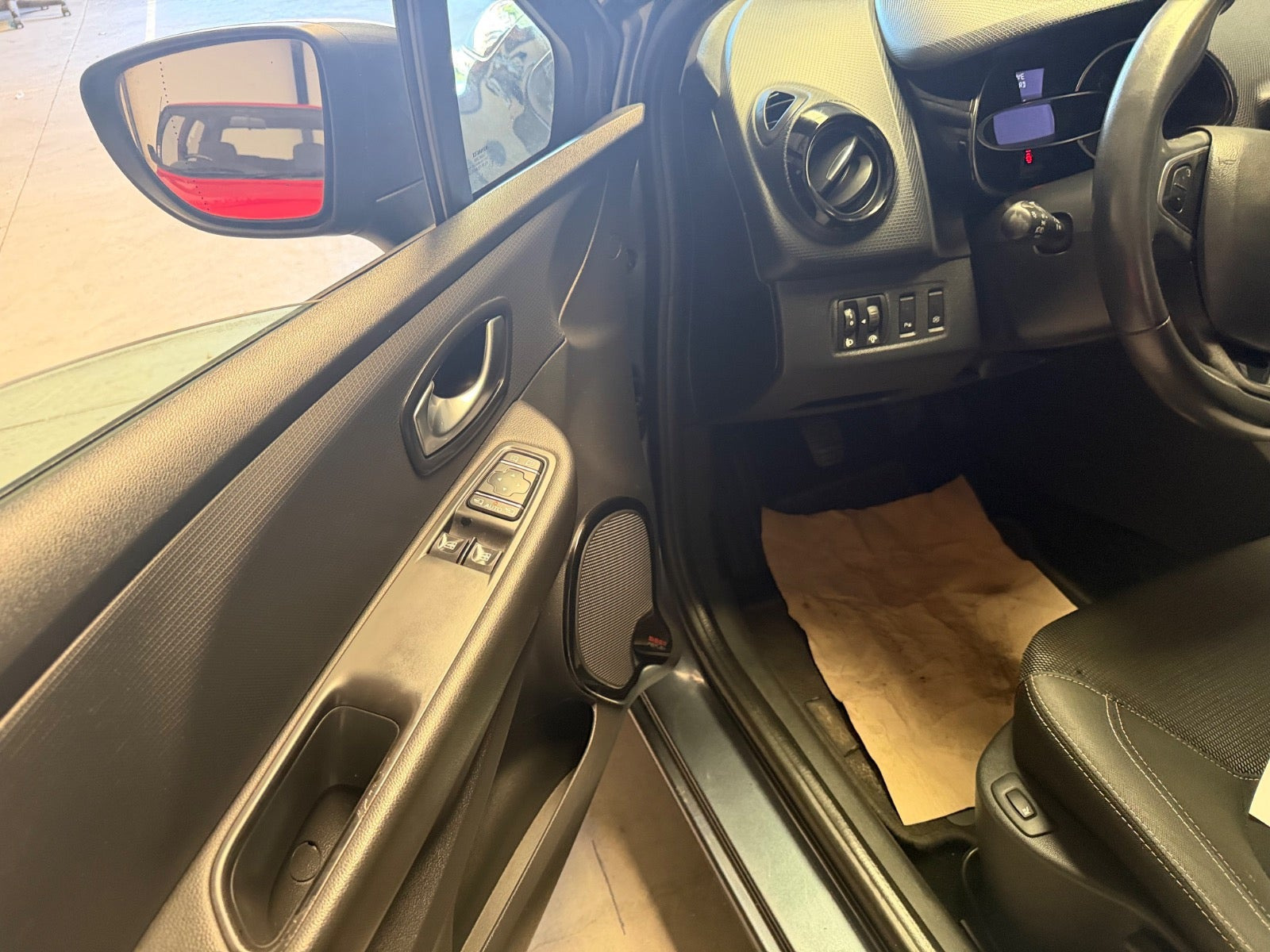 Grå Renault Clio IV fra 2016