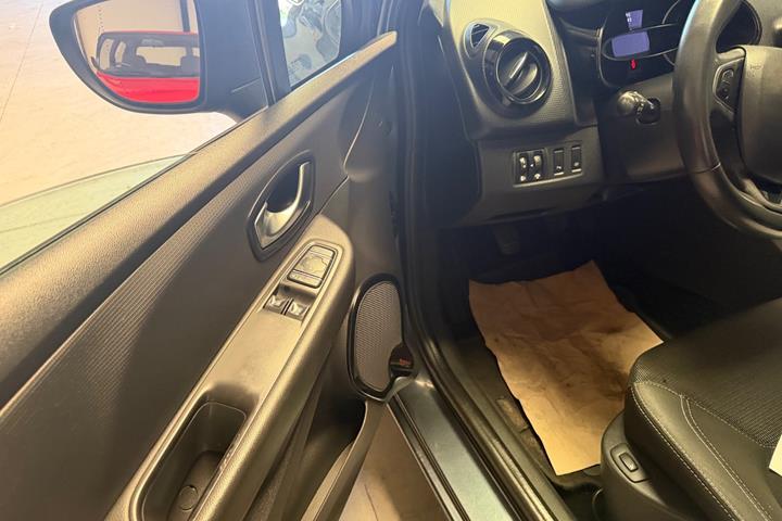 Grå Renault Clio IV fra 2016