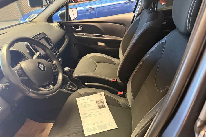 Grå Renault Clio IV fra 2016