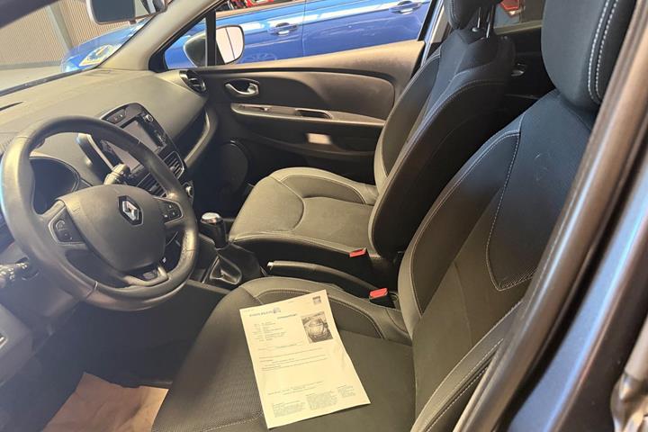 Grå Renault Clio IV fra 2016