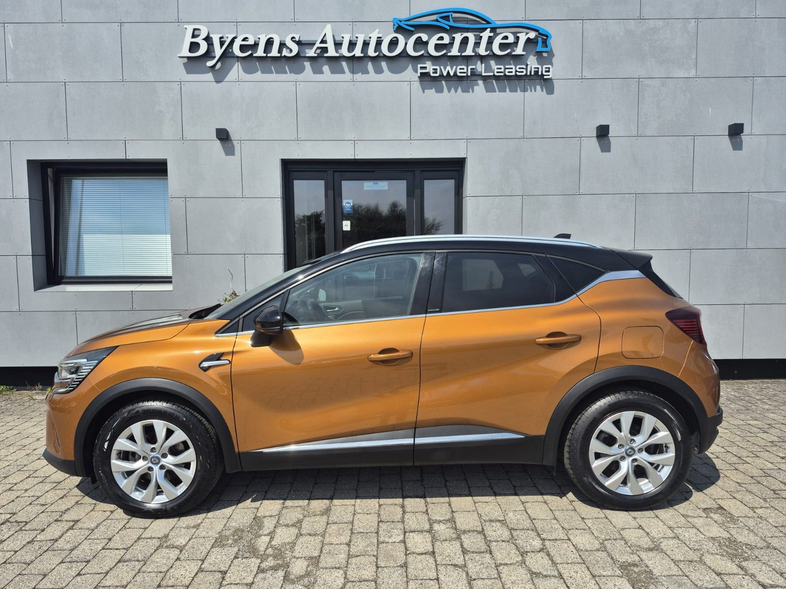 Orange Renault Captur fra 2020