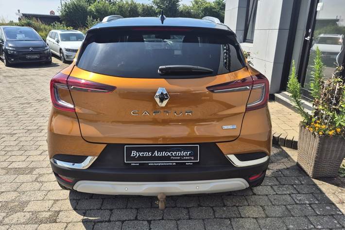 Orange Renault Captur fra 2020