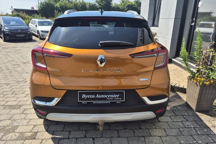 Orange Renault Captur fra 2020