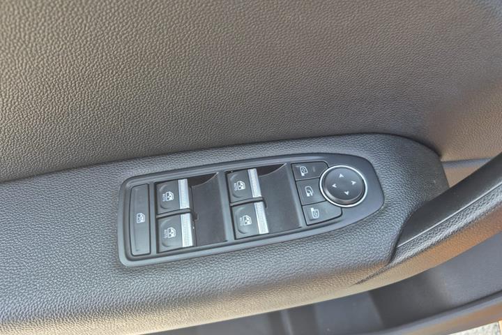 Orange Renault Captur fra 2020