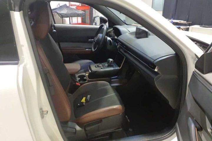 Hvid Mazda MX-30 fra 2023