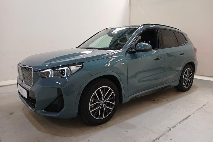 Grøn BMW iX1 fra 2025 set udefra