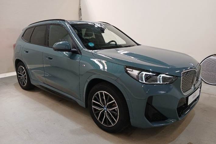 Grøn BMW iX1 fra 2025