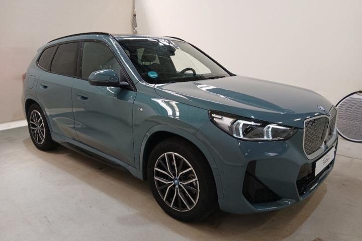 Grøn BMW iX1 fra 2025