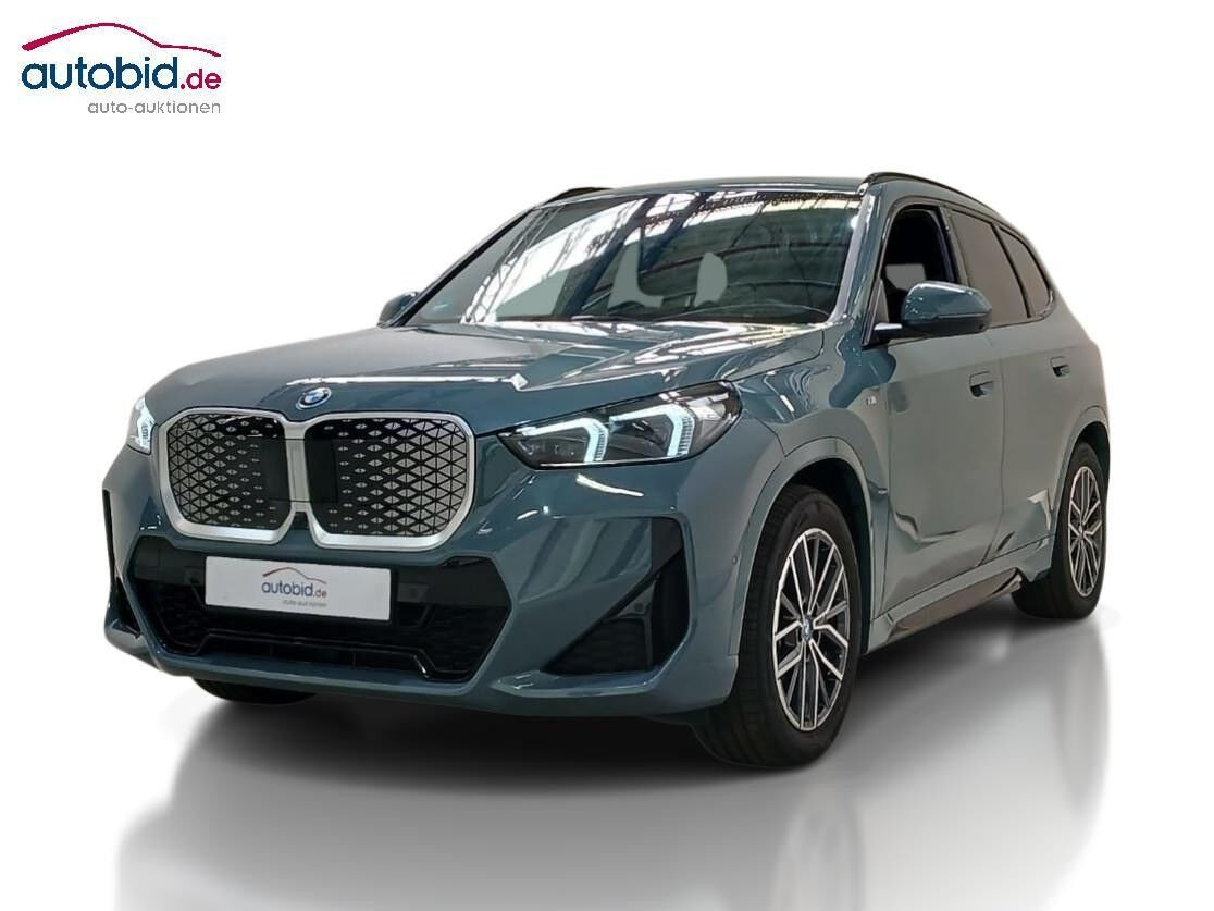 Grøn BMW iX1 fra 2025