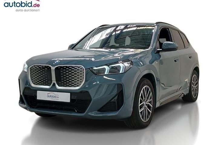 Grøn BMW iX1 fra 2025