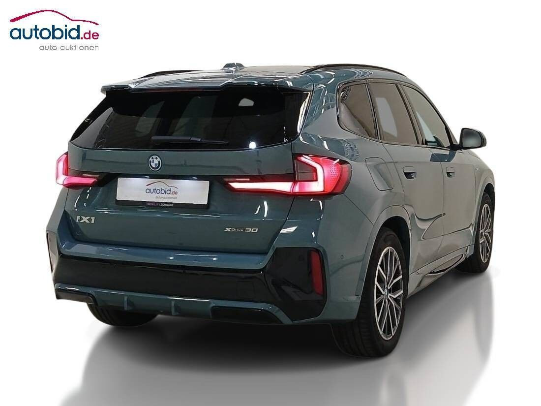 Grøn BMW iX1 fra 2025