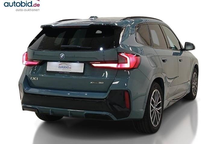 Grøn BMW iX1 fra 2025