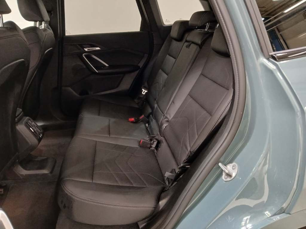 Grøn BMW iX1 fra 2025