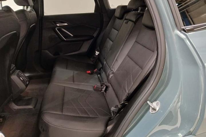 Grøn BMW iX1 fra 2025