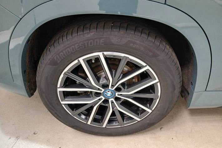 Grøn BMW iX1 fra 2025