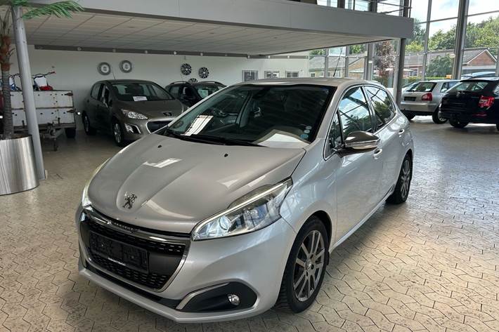 Sølv Peugeot 208 fra 2015 set udefra