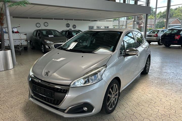 Sølv Peugeot 208 fra 2015 set udefra