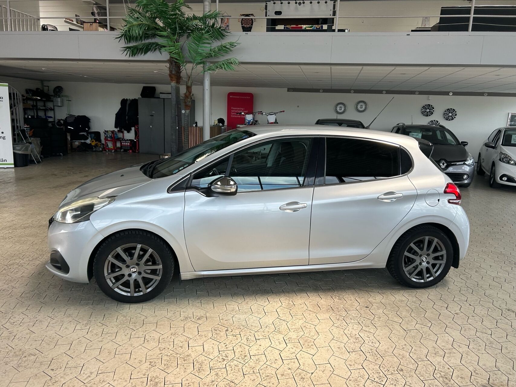 Sølv Peugeot 208 fra 2015