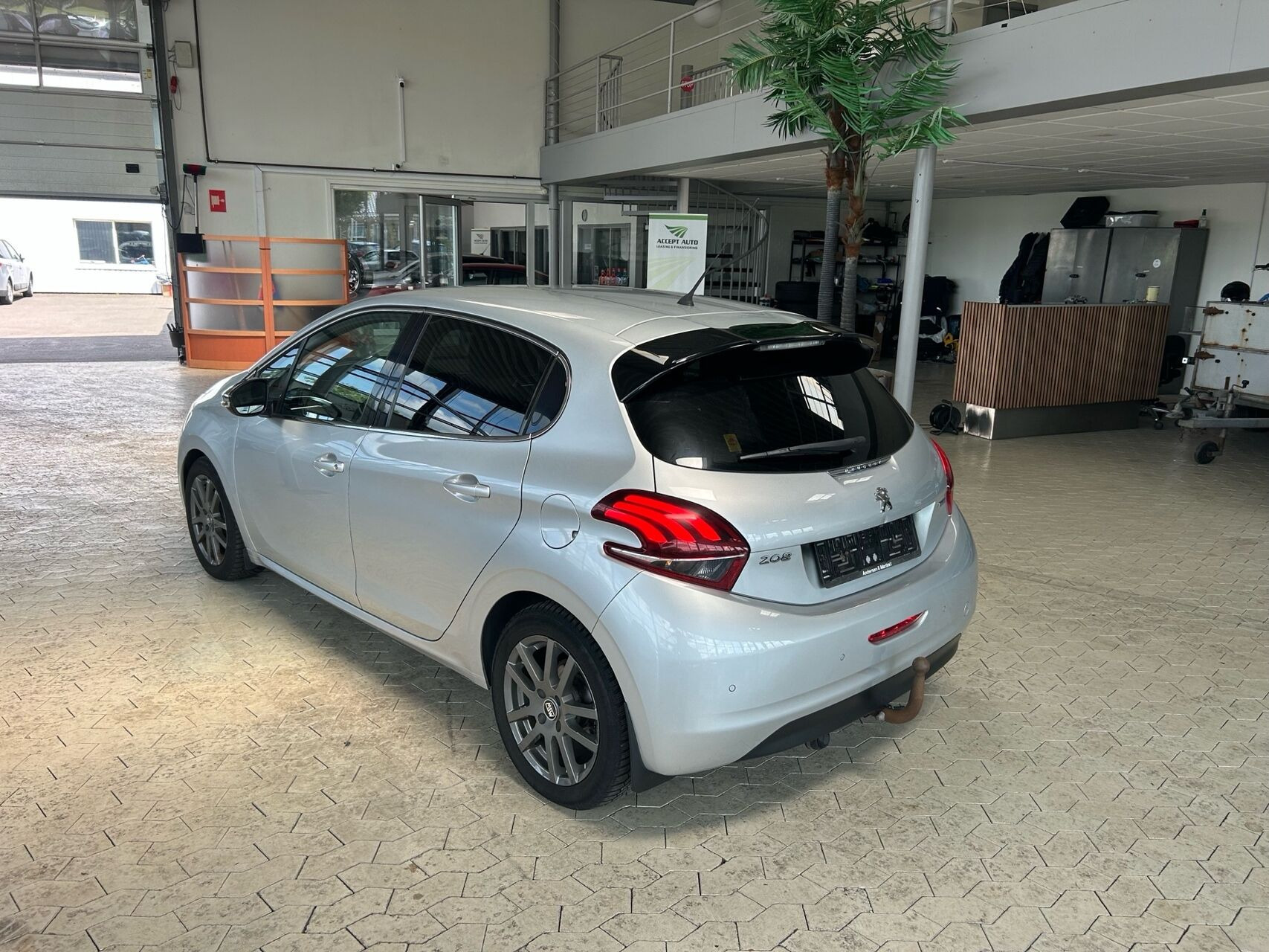 Sølv Peugeot 208 fra 2015