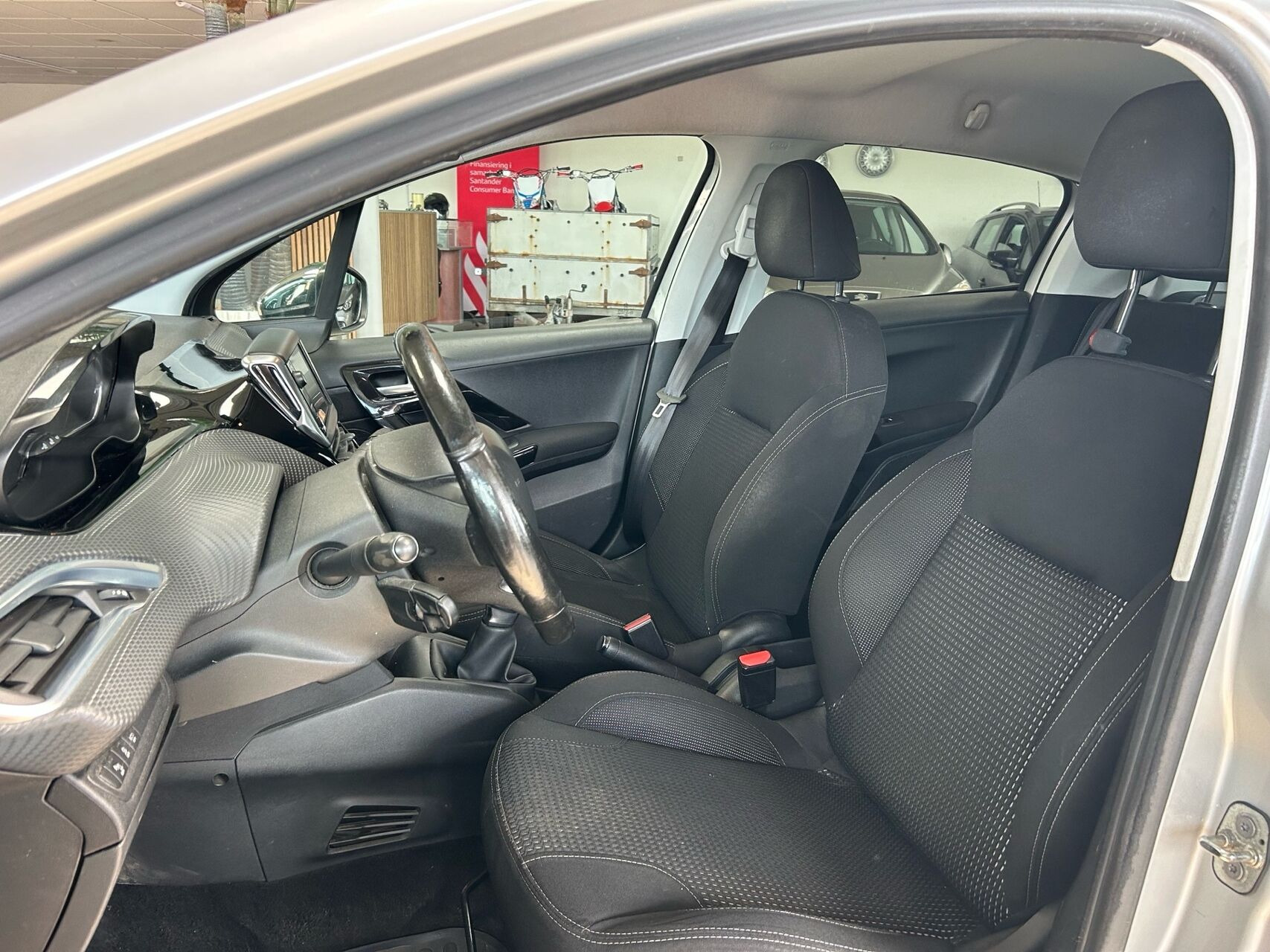 Sølv Peugeot 208 fra 2015