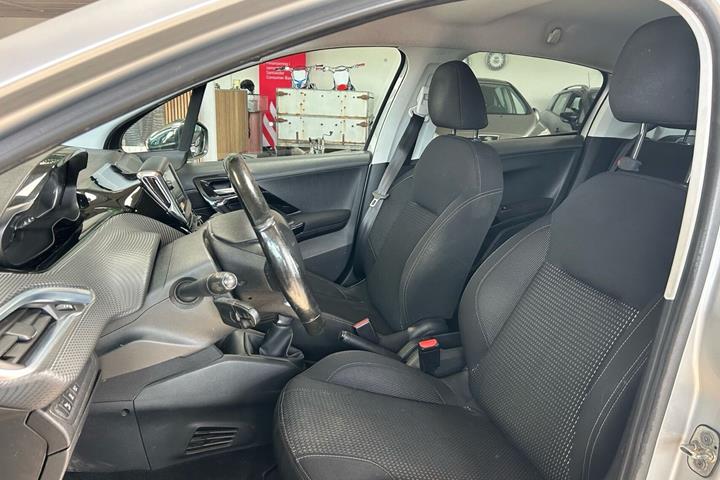 Sølv Peugeot 208 fra 2015