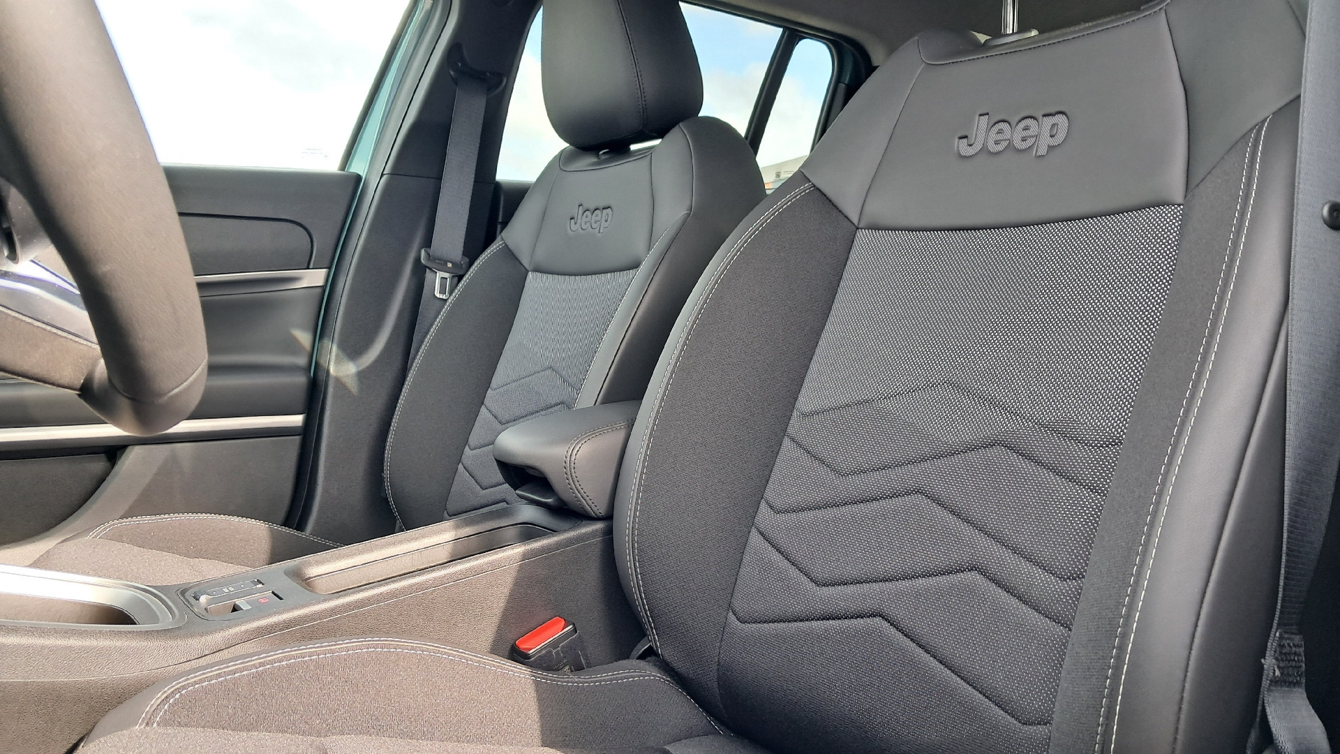 Turquoise Jeep Avenger fra 2023