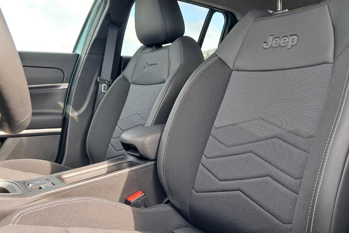 Turquoise Jeep Avenger fra 2023