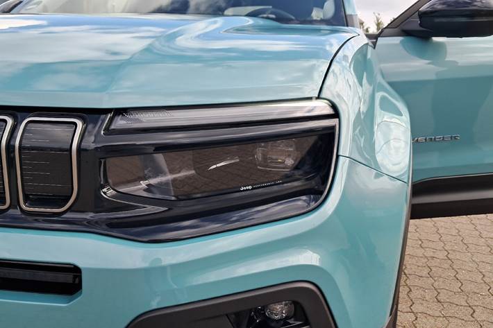 Turquoise Jeep Avenger fra 2023