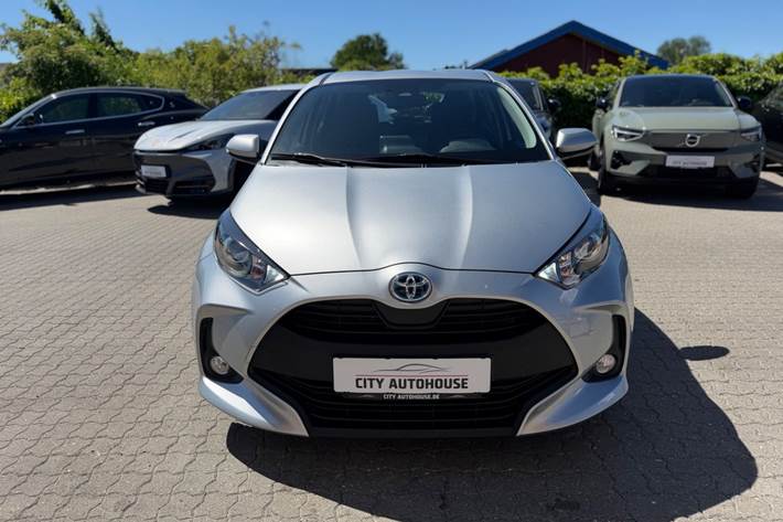 Sølv Toyota Yaris fra 2022