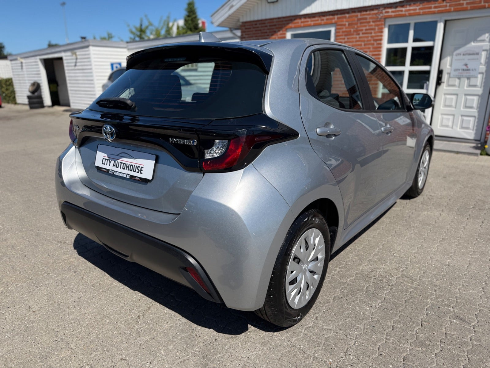 Sølv Toyota Yaris fra 2022