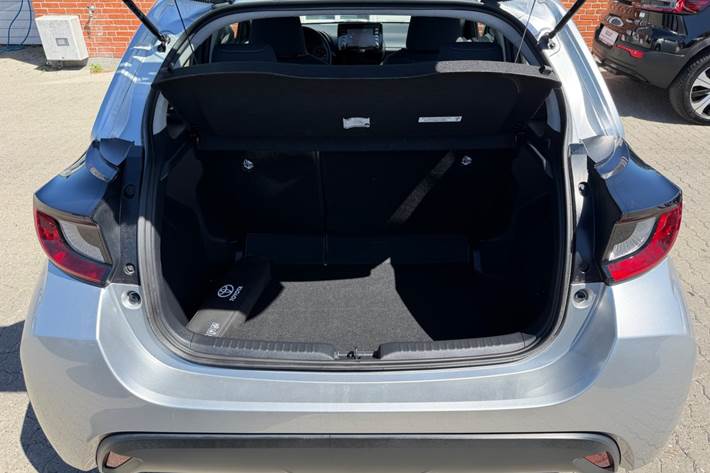 Sølv Toyota Yaris fra 2022