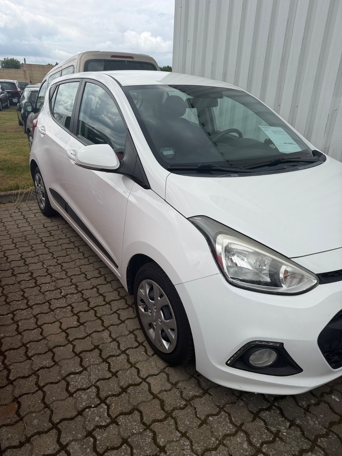 Hvid Hyundai i10 fra 2015