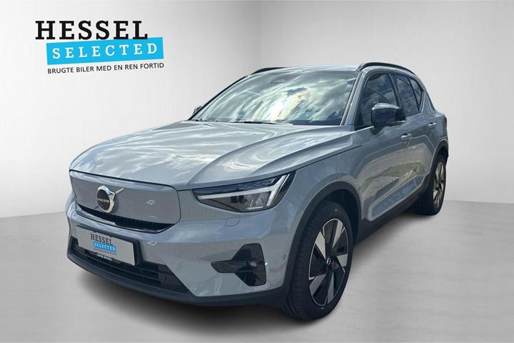 Grå Volvo EX40 fra 2025 set udefra