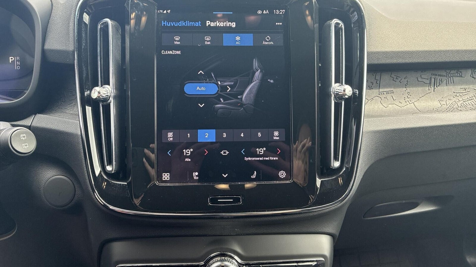 Grå Volvo EX40 fra 2025