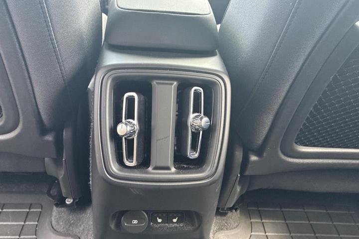 Grå Volvo EX40 fra 2025