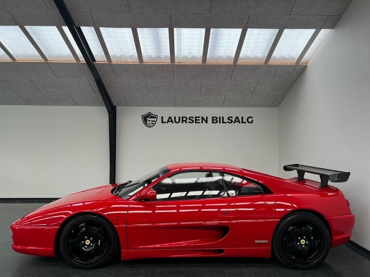 Rød Ferrari F355 fra 1998 set udefra