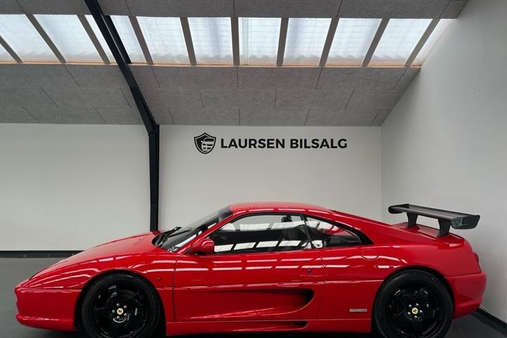 Rød Ferrari F355 fra 1998 set udefra