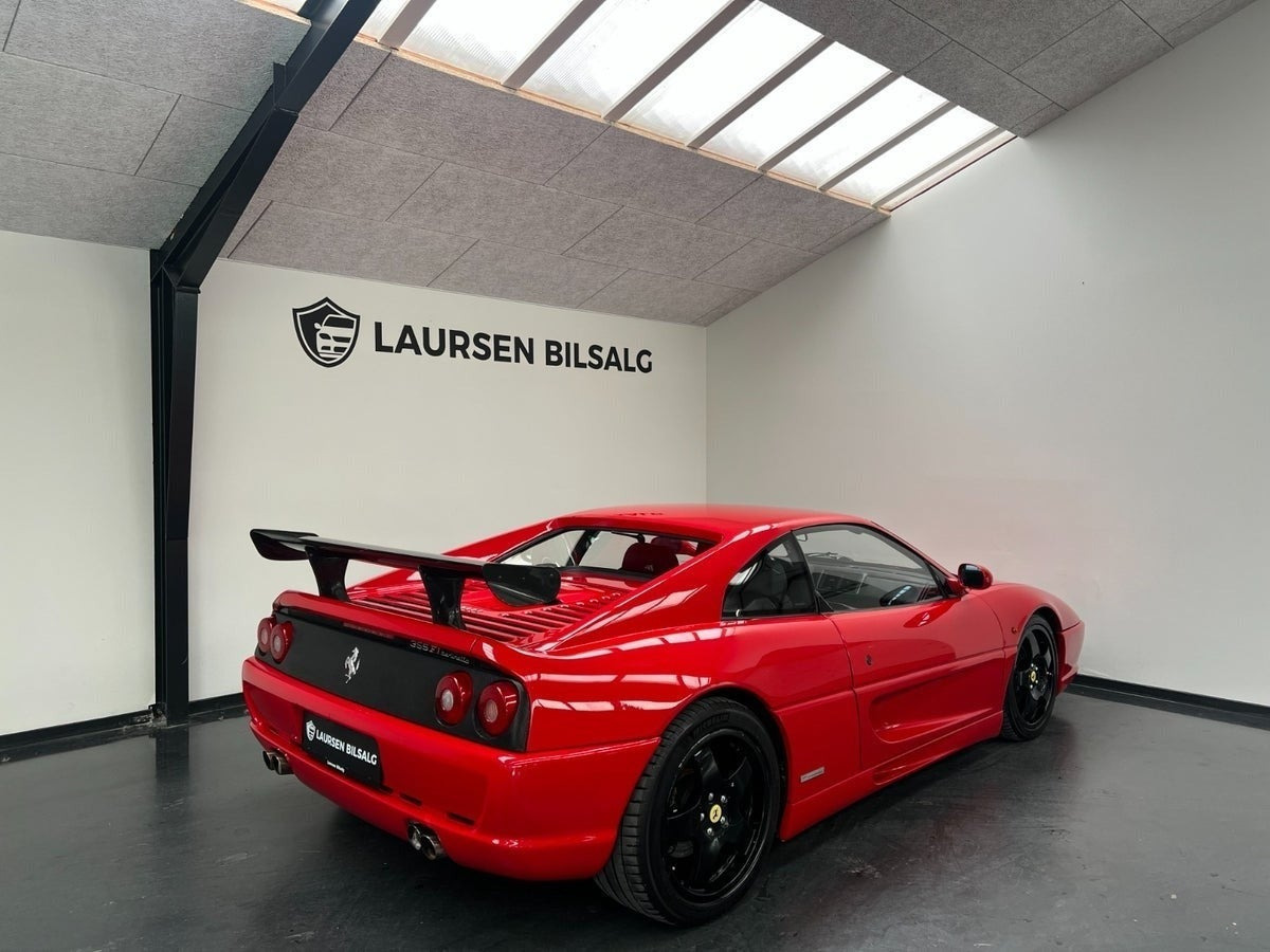 Rød Ferrari F355 fra 1998 set udefra