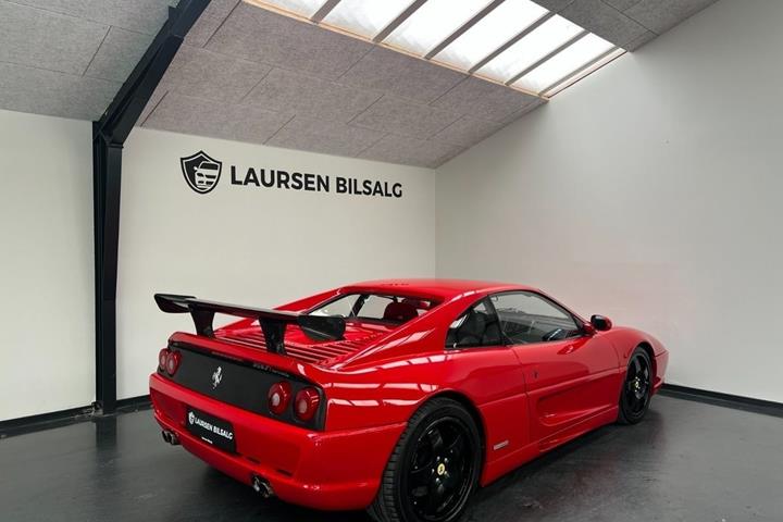 Rød Ferrari F355 fra 1998 set udefra