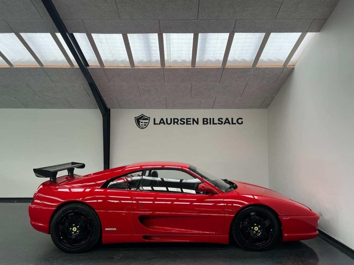 Rød Ferrari F355 fra 1998 set udefra
