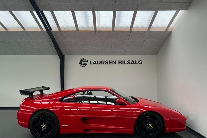 Rød Ferrari F355 fra 1998 set udefra
