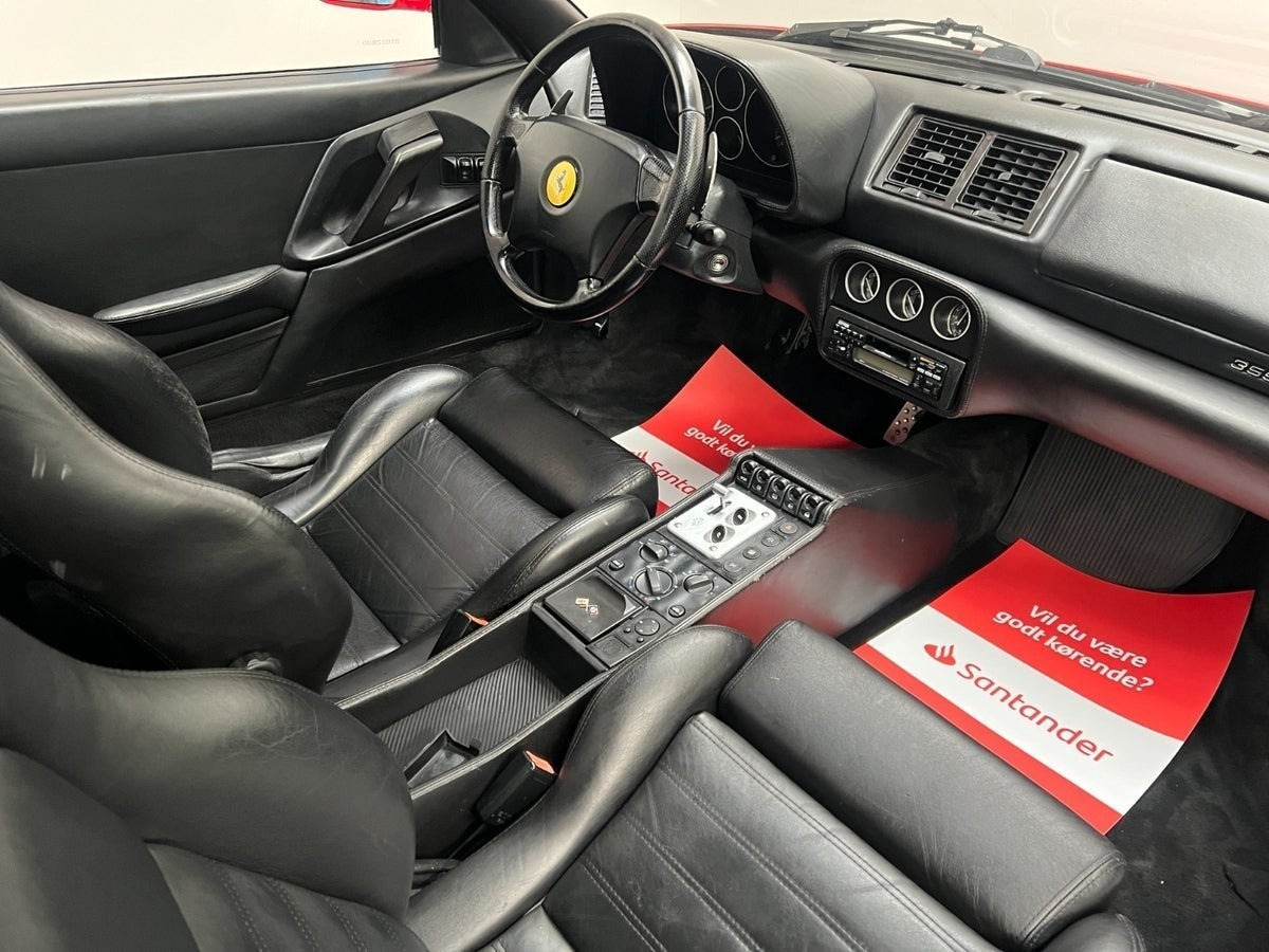 Rød Ferrari F355 fra 1998 set indefra