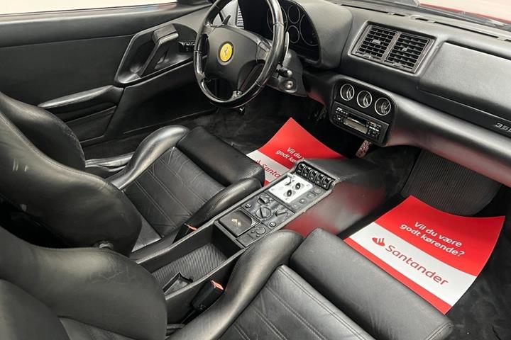 Rød Ferrari F355 fra 1998 set indefra