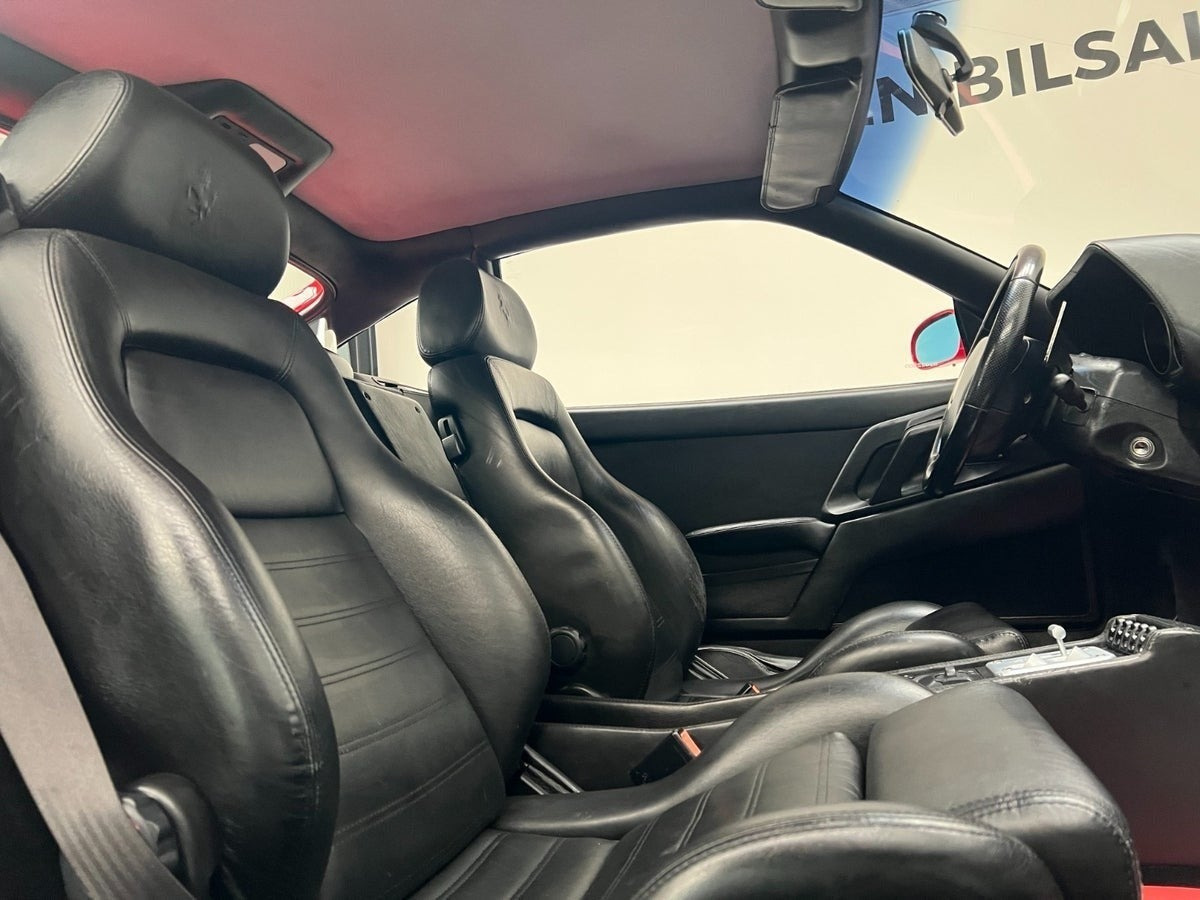 Rød Ferrari F355 fra 1998 set indefra