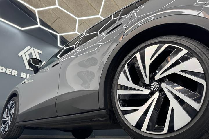 Grå VW ID.4 fra 2023