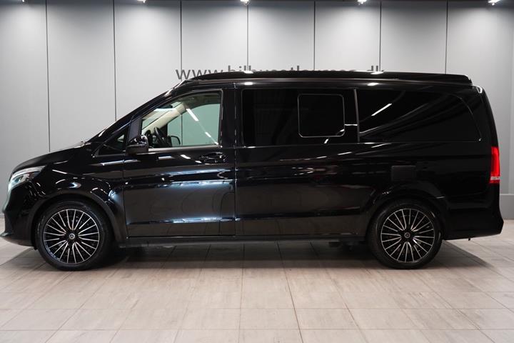 Sort Mercedes V220 d fra 2021 set udefra