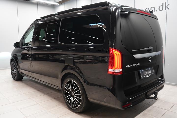 Sort Mercedes V220 d fra 2021 set udefra