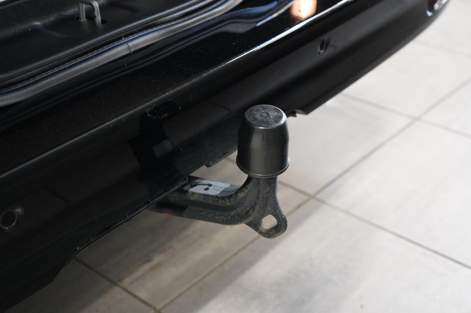 Sort Mercedes V220 d fra 2021 set udefra