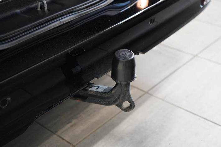 Sort Mercedes V220 d fra 2021 set udefra